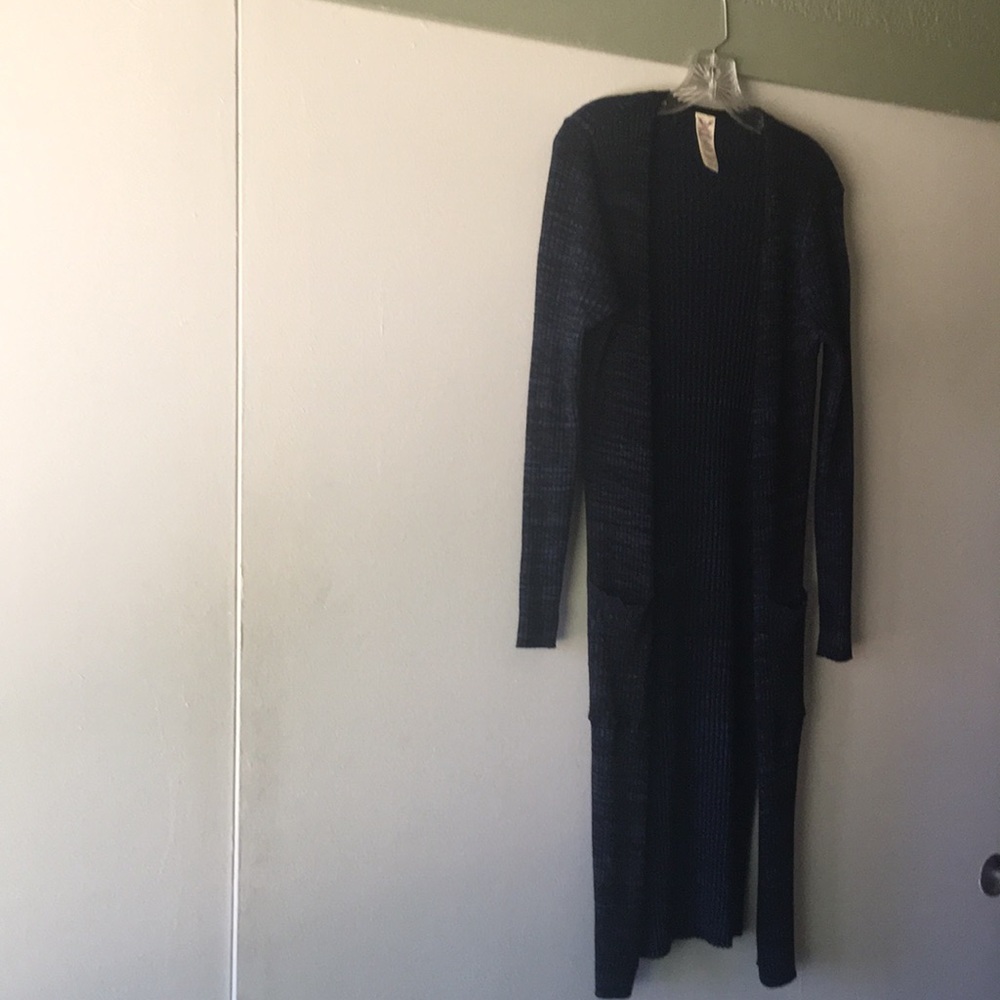 💙🖤 Blue and black duster-style sweater. Size L.